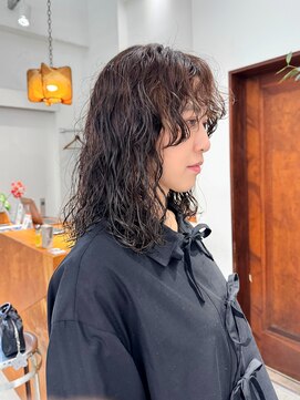 オーリーエトワ 御器所(oorry.etwa) 動きと艶が共存する、大人女性のモードカール