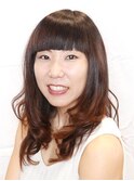 前髪パッツンに毛先の巻きで優しさプラス