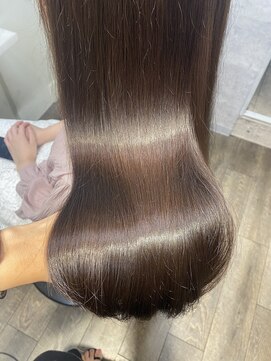 リジー(Litzy) ”透明感カラー×うるつやヘアー”【椎葉】