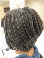 ヘアーデザインムーヴ(Hair design MOVE)&nbsp;白髪ぼかしハイライト　ショート　明るい白髪染め
