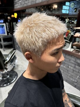 フォーコーナーズカットショップスリーセント 栄(FourCornersCutShop 3/cent) ブロンド/メンズハイトーン/刈り上げショート/ブリーチデザイン