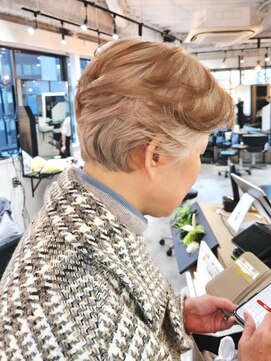 エイス 梅田 中津(Ace) ショートレイヤー 白髪ぼかしカラー