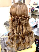 ヘアセットアップス(UP's) コサージュのようなお花風ヘアセット♪『お花３連ハーフアップ』