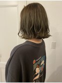 アッシュカラーの切りっぱなしスタイル