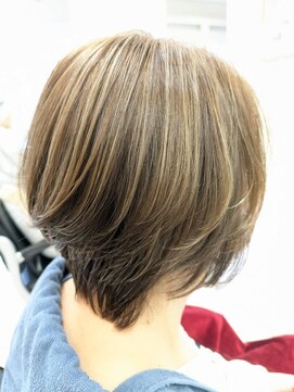 ヘアーデザインムーヴ(Hair design MOVE) 白髪ぼかしハイライト 明るい白髪染め ショート