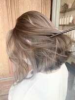 コキャン(COQUIN)&nbsp;ベージュ　グレージュ　インナーカラー　外ハネ　ボブ