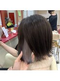 ぱつっとボブにイヤリングカラー