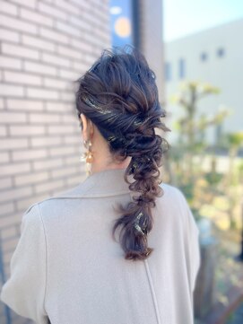 ヘア ショップキャリー ふわふわ編みおろしアレンジ