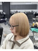 ブロンドベージュボブ顔周りレイヤー