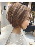 ショートヘアショートボブ白髪ぼかしハイライトカラーボブ