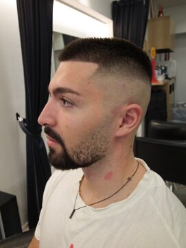 イントロバイフィーネ 渋谷(INTRO . by Fi-Ne) ハイスキンフェード/ボウズカット