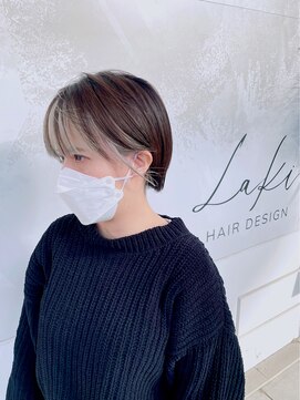 ラキ(Laki) 透明感!ホワイトフェイスフレーミングx耳かけショートヘア