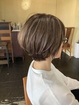 ワラティク(WARATI C)&nbsp;ショートボブに白髪ぼかしハイライト