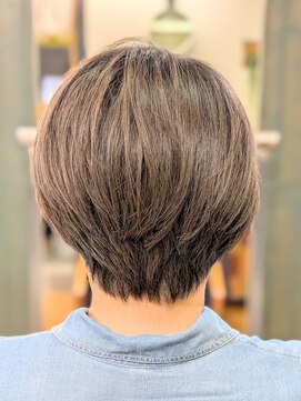 ジョカーレ(giocare) 360度、美フォルム。上品ショートで魅せる後ろ姿