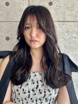 ラティ(Ratie) 大人っぽさと女性らしさを両立したロングレイヤースタイル