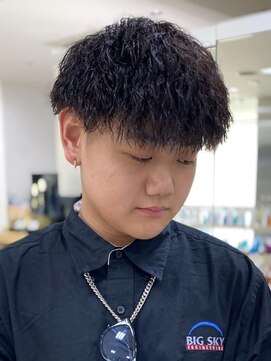 シャルムバイケンジ(Charm.by KENJE) メンズパーマ波巻きツイストスパイラル刈り上げセンターパート