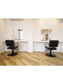 空間を贅沢に使った5席のみの少人数サロン。マンツーマン施術なのでお悩みやご要望も伝えやすい◎