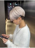 ホワイトシルバー×刈り上げセンターパート