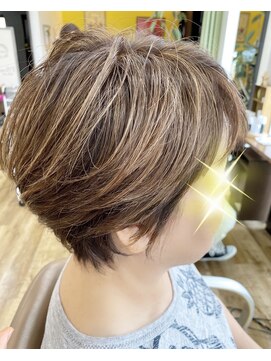 美容室 笑顔 ハイライトグレーカラー/ショートスタイル
