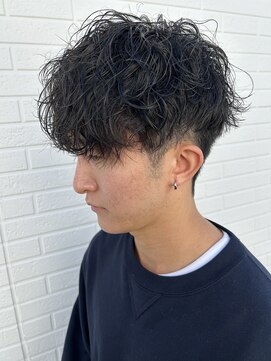 ヒュイル バイ ニアウ(Hwyl by Niau) メンズマッシュ波巻スパイラルパーマニュアンスパーマ眉毛