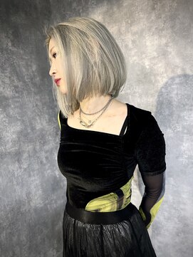 イコ(.ico) シルバーカラー×グリーン　20代30代　ウルフカット　ボブ