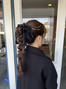 ピーブランズヘアー 大野城コモレビ(P-brandshair onojo Komorebi) ポニーアレンジ