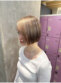 【柔らかベージュ×ショートボブ】透明感で魅せる上品スタイル