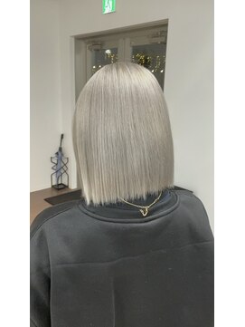 シャラ(Shala) ホワイトシルバー×ボブ