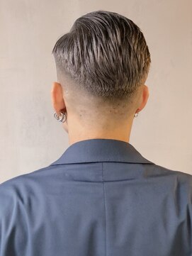 フランクスバーバーリザーブ 人形町店(FRANK’S BARBER RESERVE) スキンフェードダブルカラーシルバー　ｙ