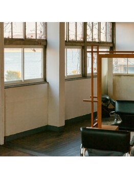 ヒト(h(y)to)の写真/海を眺めながら、静かに整う。自然に包まれ、心も髪もほどけていく場所。