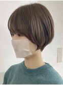横浜西口白髪ぼかしハイライトウルフショートヘアッシュベージュ