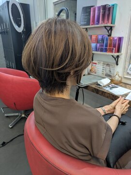 アリイ(ali'i) 白髪ぼかし×ショートスタイル
