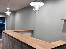 エウレカ(eureka)の雰囲気（グリーンの壁紙にグリーンチェックの差し色）