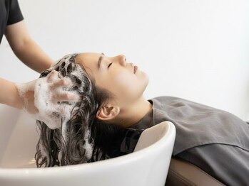 アビント バイ レシッド 武蔵小杉(abinto by rcid)の写真/春におすすめ!《髪のボリュームUPやお顔のリフトUP!》"オールハンドヘッドスパ"はやみつきと大好評◎