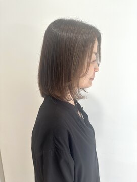 ヘアースタジオ ゼン カロン(Hair studio Zen kalon) グレーヘアー/弱酸性地毛風ストレート/ひし形レイヤーボブ40代