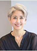 【あでやかショート】パールホワイトが黒ブラウスに映えます