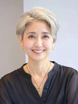 マリブ Malibu&nbsp;【あでやかショート】パールホワイトが黒ブラウスに映えます