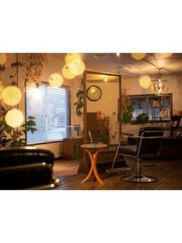 丁寧なカウセリングと高いカット技術で、持続性が高く扱いやすいスタイルに！髪のお悩みも相談しやすい◎