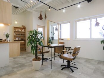 ノート(note)の写真/隣の周りの目を気にせず気兼ねなく過ごせる*店内は白を基調としたモダン&シンプルな空間です♪