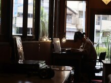 MENS salon SOU by LUAUの雰囲気（当店1階はレコードを聞きながらゆったりできるカフェ blooms◎）