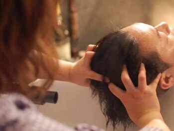 メンズバイココテラス 豊中(men's by cocoterace)の写真/【女性スタイリストのみ】ヘッドスパで癒されながら頭皮ケアや育毛促進◎思わず眠ってしまうようなひと時を