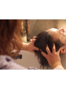 【女性スタイリストのみ】ヘッドスパで癒されながら頭皮ケアや育毛促進◎思わず眠ってしまうようなひと時を