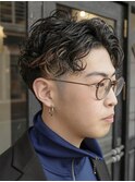 センターパートスパイラルパーマツーブロック刈り上げメンズヘア