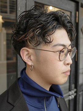カムジーヘッドカミノウラ(COMEGHEAD KAMINOURA) センターパートスパイラルパーマツーブロック刈り上げメンズヘア