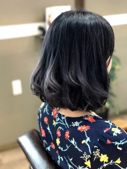 ヘアデザインワークスハグ(HAIR DESIGN WORKS HUG)の写真/お客様一人ひとりの髪質によって、配合変え、パーソナルなトリートメント施術をご案内。