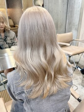 サンク 原宿 表参道(cinq) ★ミディアムレイヤーカット長めボブミルクティーベージュカラー