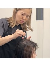 【ヒト幹細胞培養液の塗布】お悩みに合わせた美容液を塗布します。