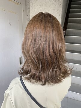 エミュー(emue) くびそのハネ グレージュ小顔似合わせ