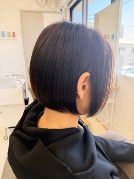 プラスイズム ヴェレン(PLUSISM Velen) 耳にかけても可愛いショートボブ