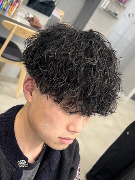 フィフス トウキョウ (fifth TOKYO) メンズマッシュウルフセンターパート波巻きパーマツイストパーマ